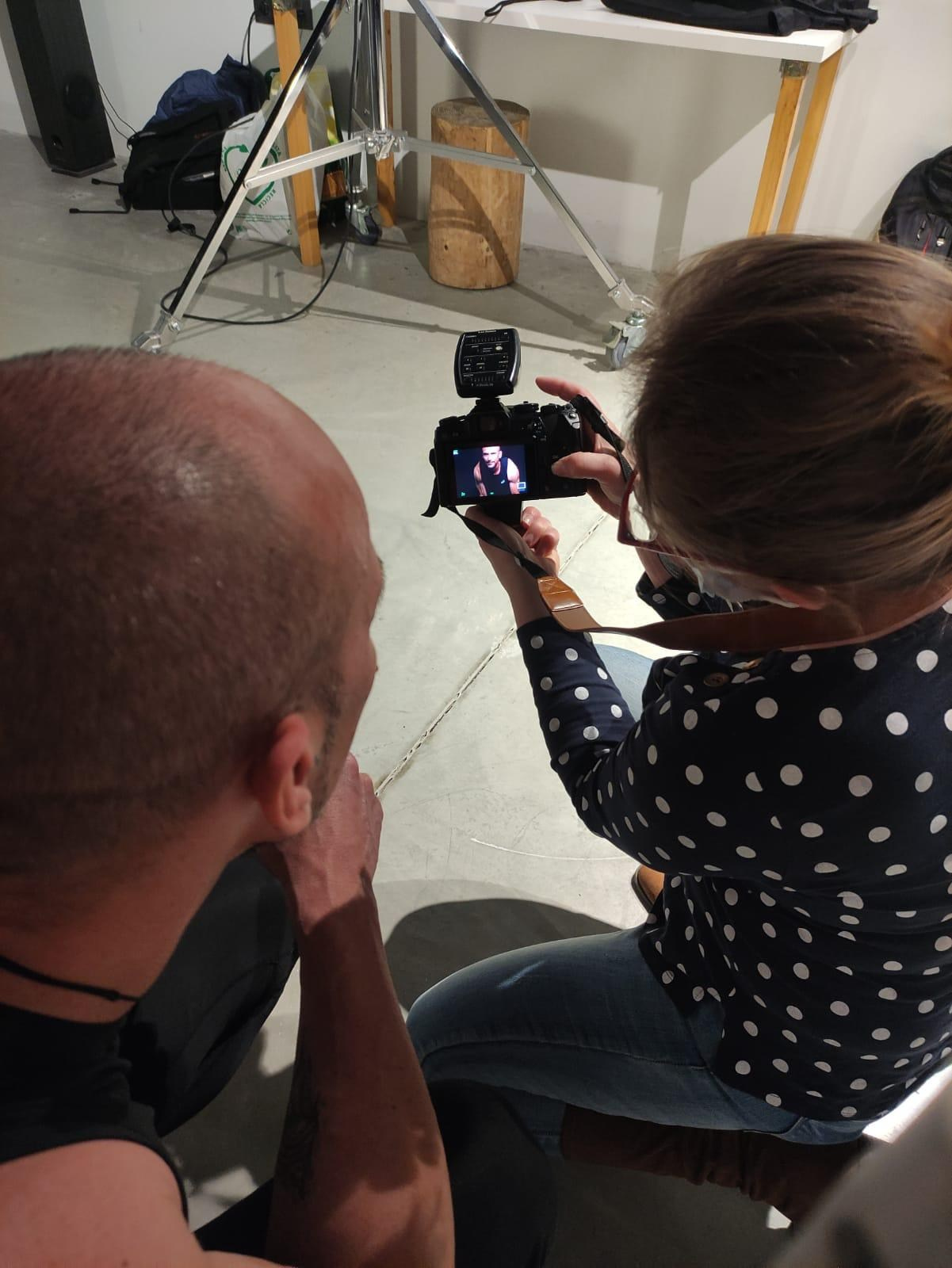 Shooting en estudio. Videos y fotografías en sesión de shooting. Fotógrafa de Periodismo y Documentación, Teatro, Cine, Shooting para Modelos, Bodas, Bautizos, Comuniones, Familia y Eventos