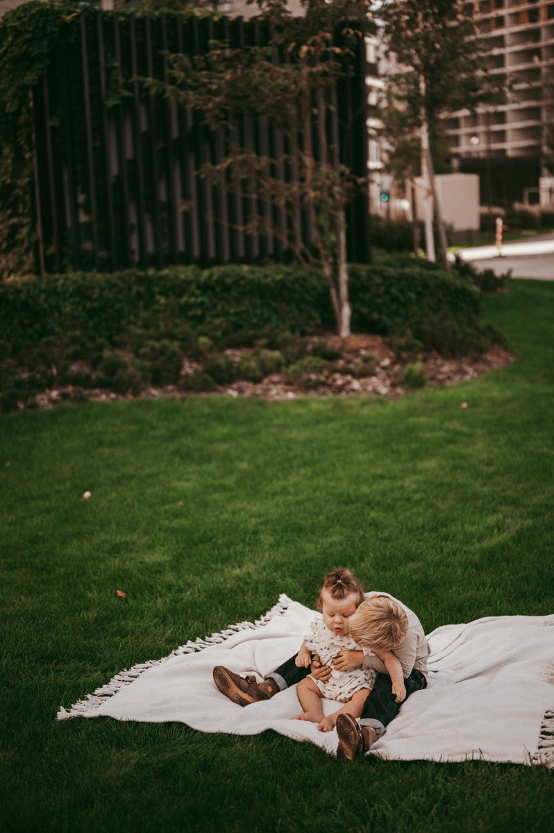 Kristina, Martin, Petra i Novak / porodicno fotografisanje napolju. Deciji i porodicni fotograf u Beogradu Oksana Skendzic