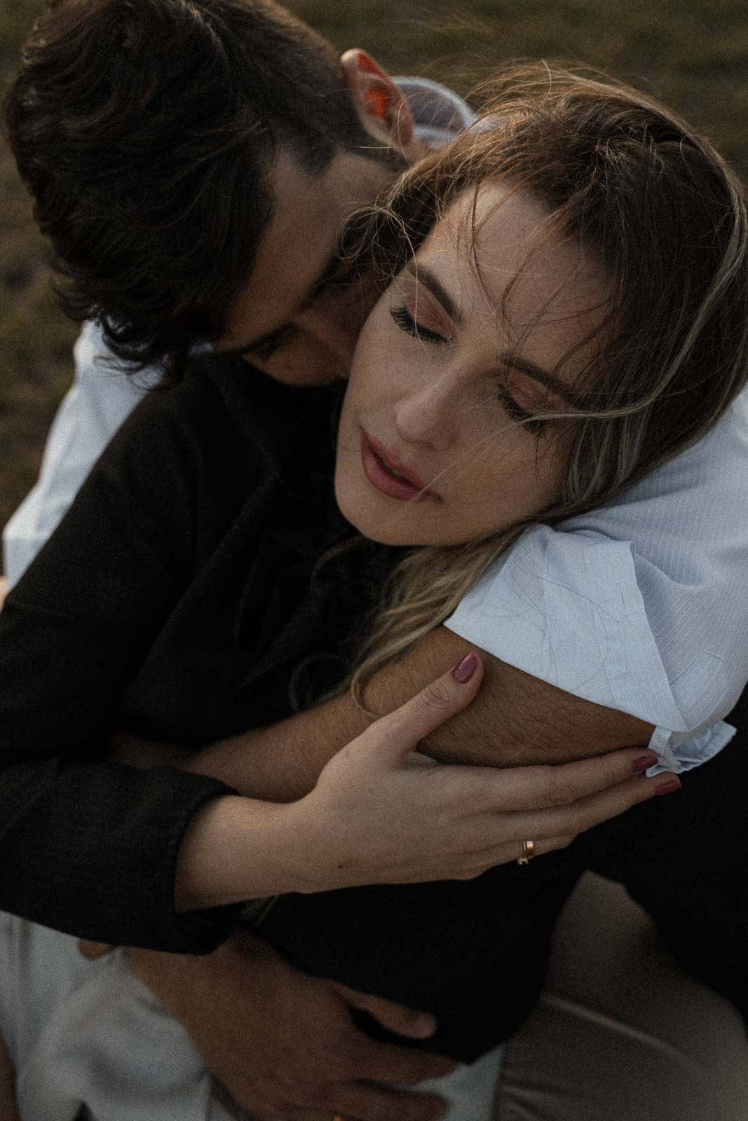 Ensaio fotográfico de Sabrina e Vinícius em Lapinha da Serra MG, pré-wedding no campo aberto com abordagem documental, luz dourada do fim de tarde, movimento natural e narrativa leve de amor verdadeiro.