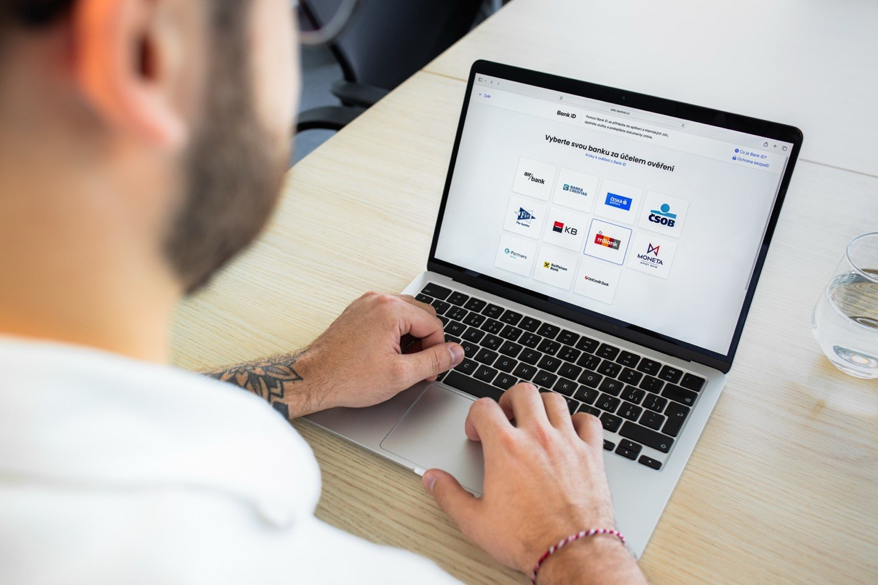 Korporátní a firemní fotografie. Dana Lišková — Empatická fotografka | Introspektivní umělkyně | Neurodivergentní koučka| Zakladatelka Artepy.cz