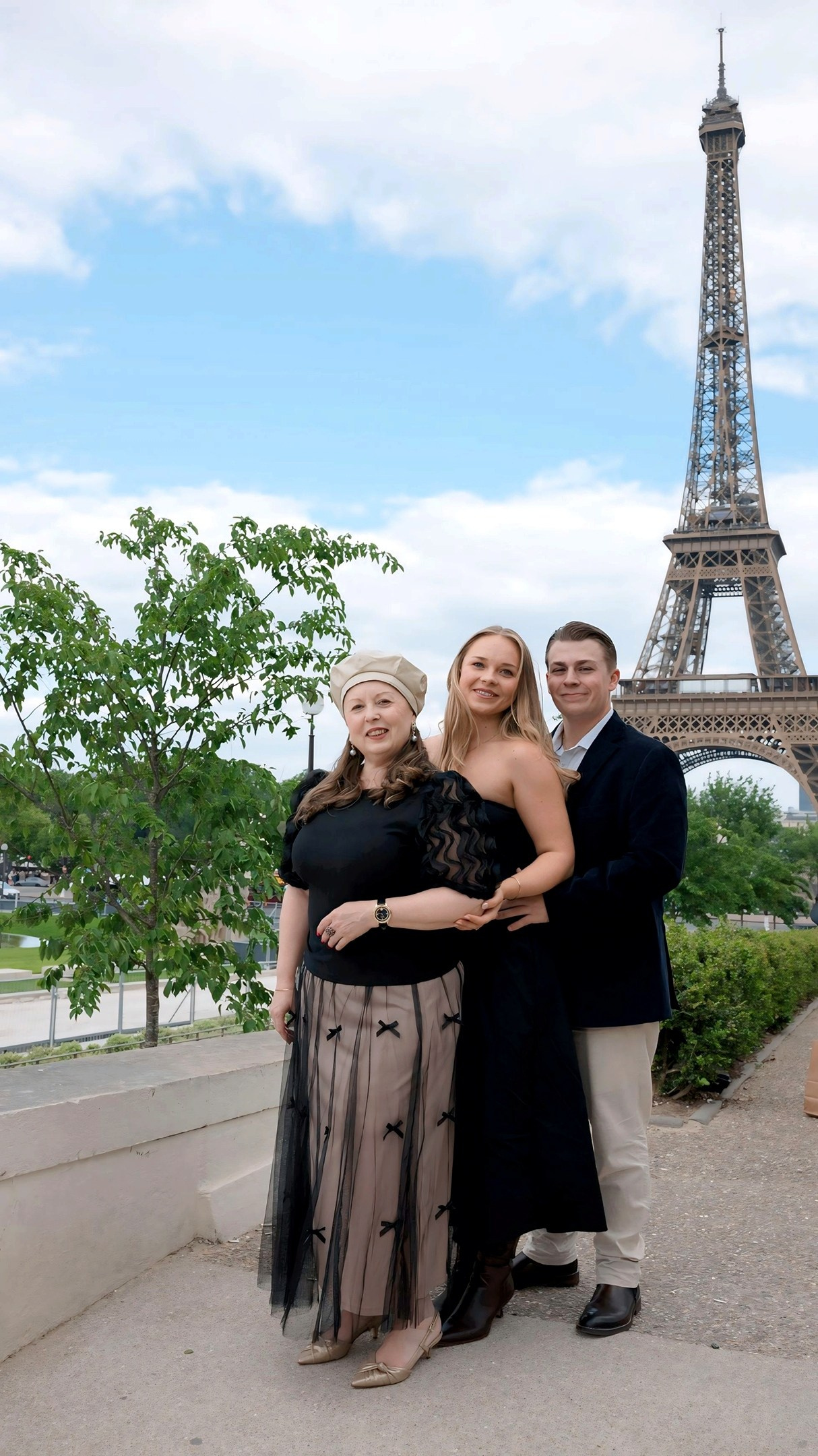 Family photoshoot in Paris. Alina Tagzieva- a photograper in Paris