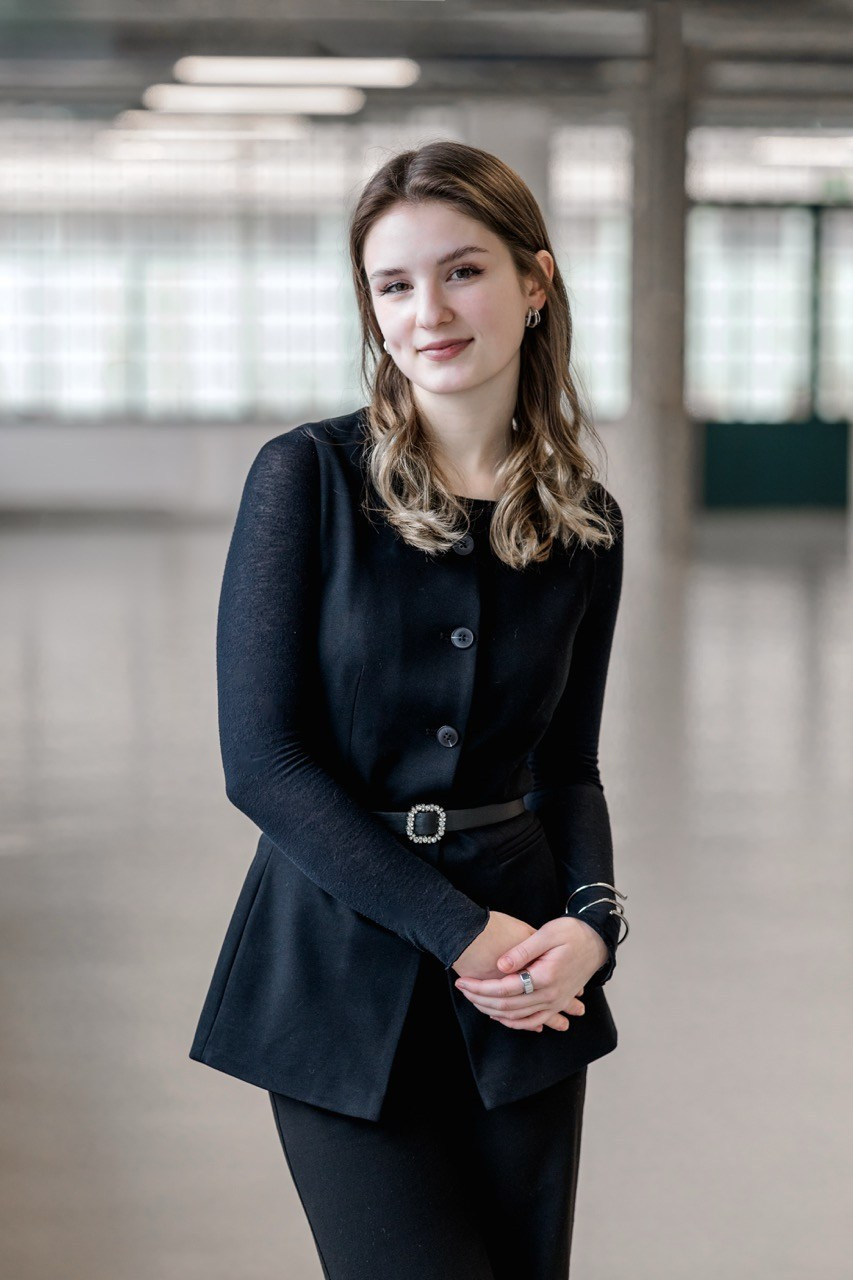 Portrétní fotografka Praha. Dana Lišková — Empathetic Photographer | Introspective Artist |Neurodivergent Coach | Founder of Artepy.cz