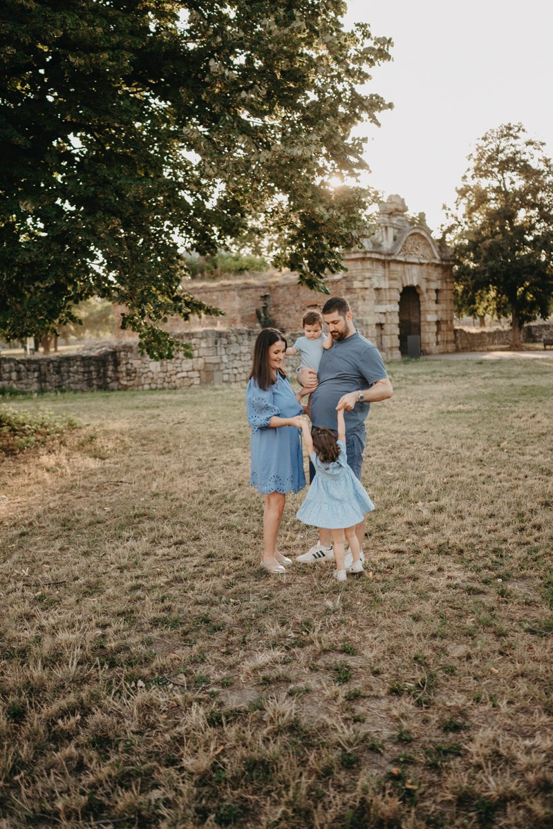 Jovana Zoran Jana i Bogdan — porodicno fotografisanje napolju. Deciji i porodicni fotograf u Beogradu Oksana Skendzic