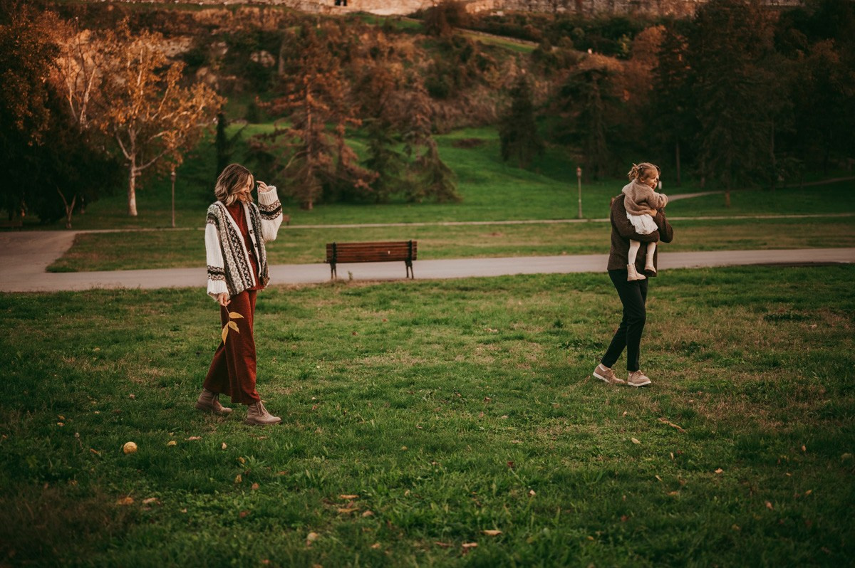 Anastasija, Aleksej i Agata / porodicno fotografisanje napolju. Deciji i porodicni fotograf u Beogradu Oksana Skendzic