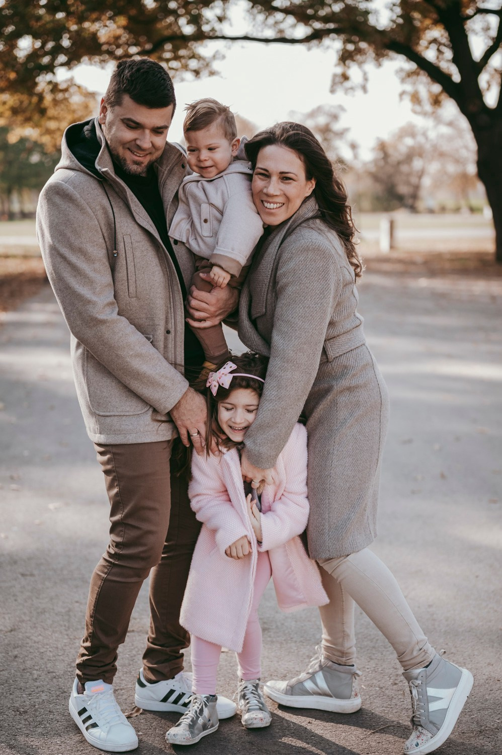 Iva, Ivan, Tara i Stefan — porodicno fotografisanje napolju. Deciji i porodicni fotograf u Beogradu Oksana Skendzic