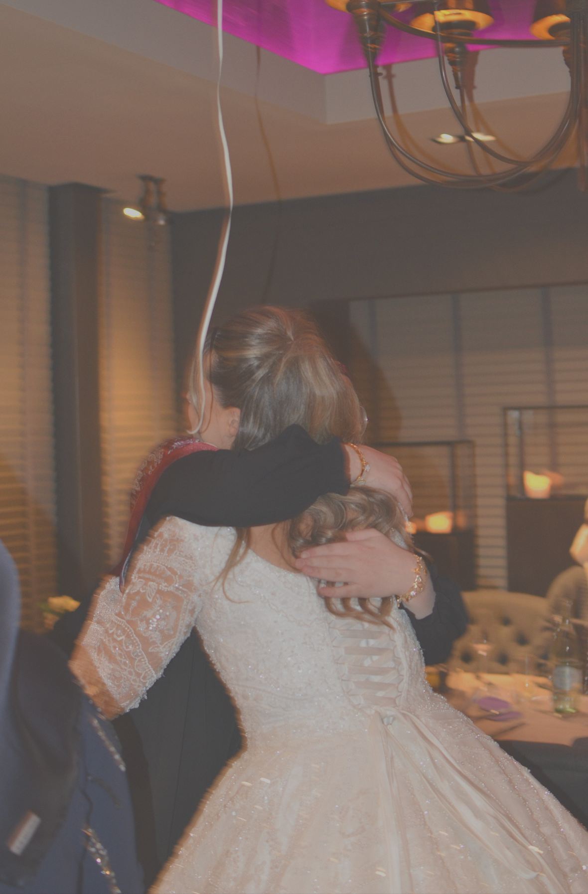 Ein Foto der Braut im Hochzeitskleid im veträumten, weichen Stil