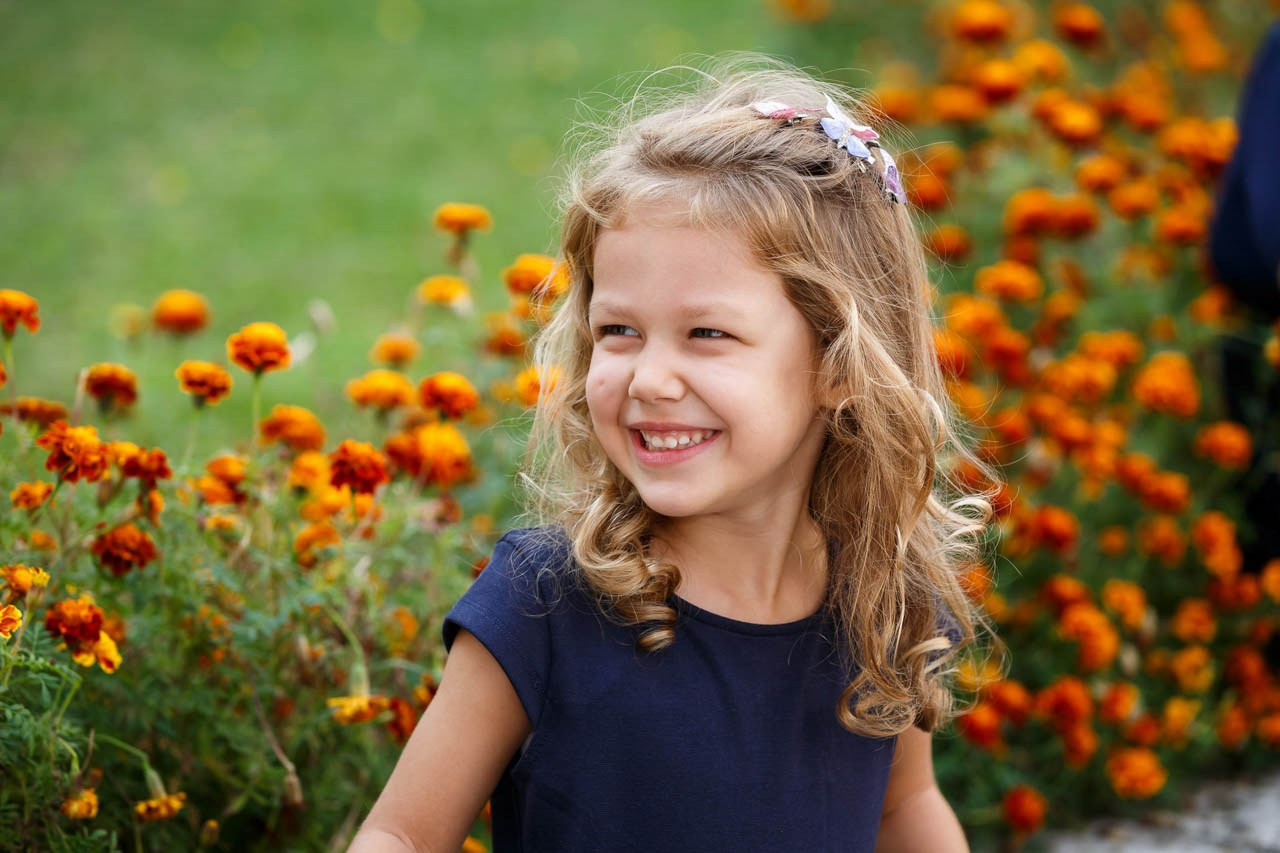 Nežni osmeh deteta pred krštenje.