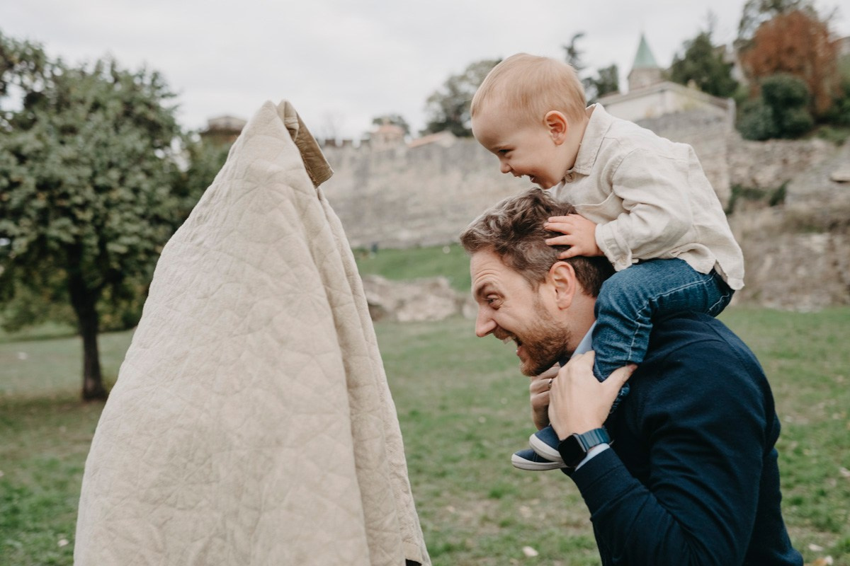 Nevena, Dusan i Vuk porodicno fotografisanje napolju. Deciji i porodicni fotograf u Beogradu Oksana Skendzic