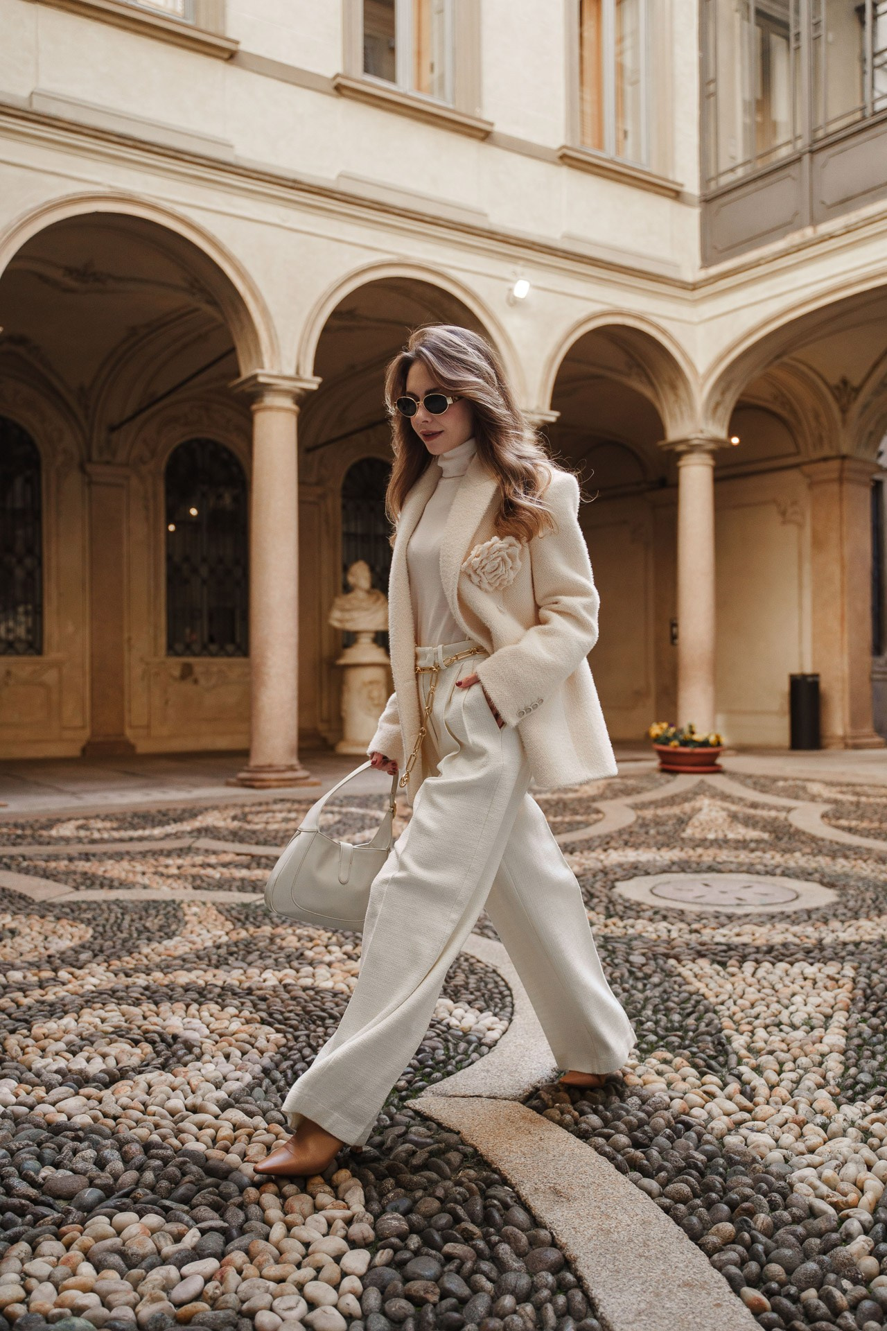 Elegant personal photoshoot in Milan with historic courtyard architecture