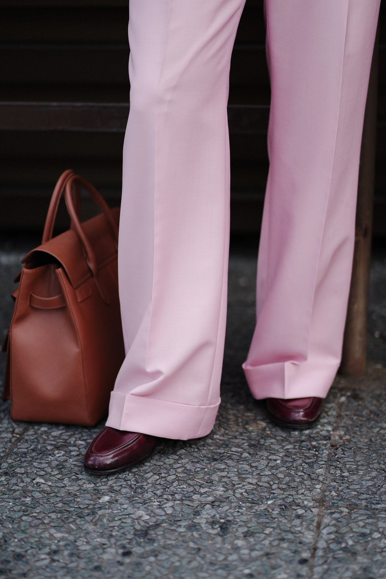 Pitti Uomo 110 detail shot, pink trousers, burgundy shoes and brown leather bag