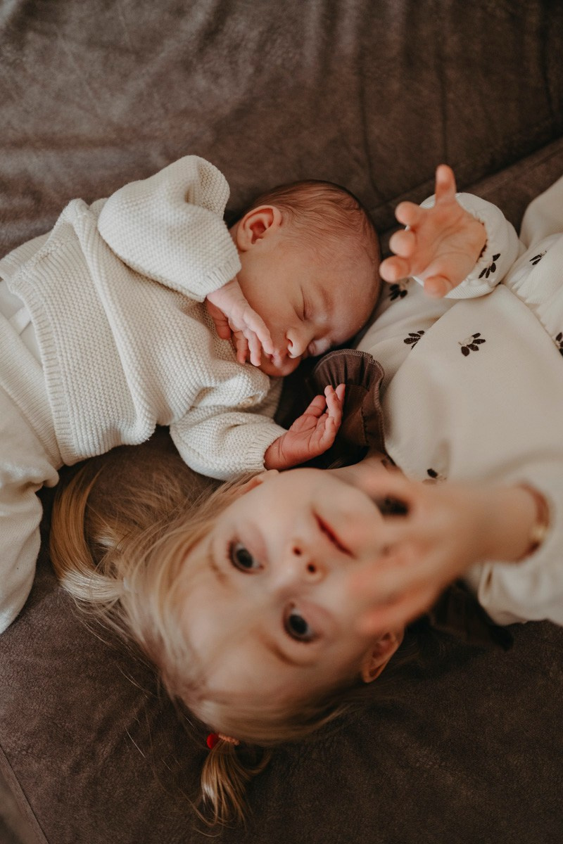 Maja Wilijam Lana i Hana — porodicno fotografisanje bebe kod kuce. Deciji i porodicni fotograf u Beogradu Oksana Skendzic