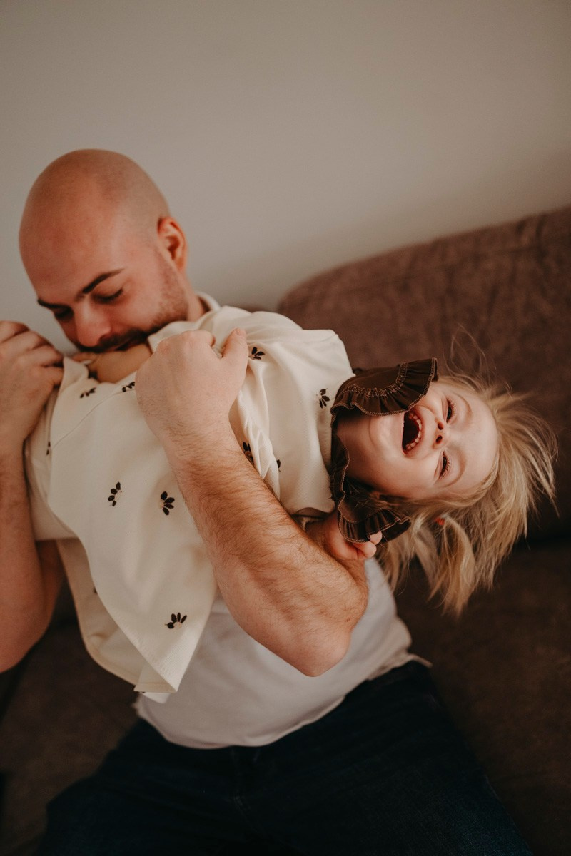 Maja Wilijam Lana i Hana — porodicno fotografisanje bebe kod kuce. Deciji i porodicni fotograf u Beogradu Oksana Skendzic