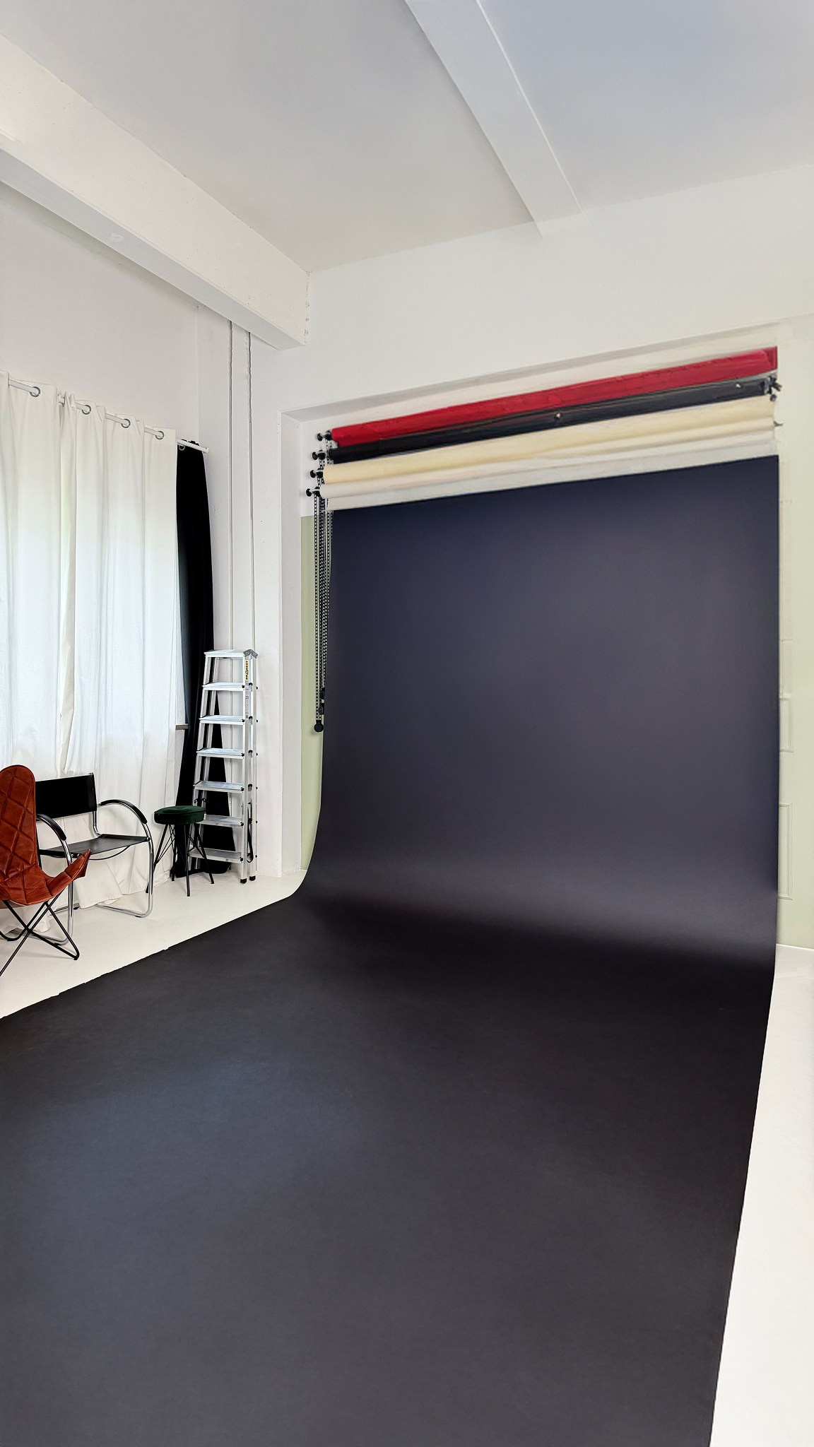 Papier-Hintergrund Schwarz im Fotostudio Aesthetic Space München – für Low-Key Portraits und dramatische Produktfotografie
