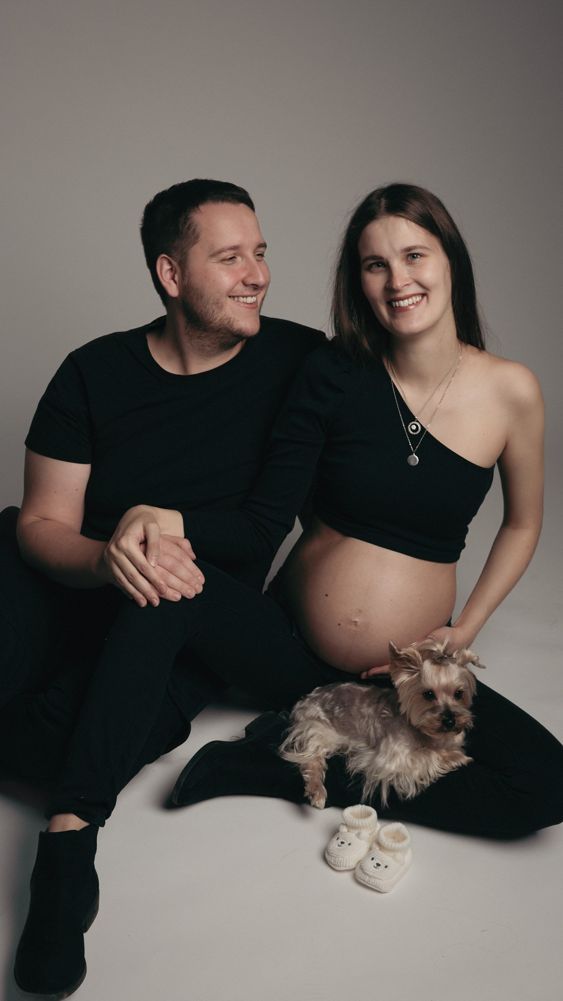 Minimalistická párová těhotenská focení se psem — Písek, Strakonice, Tábor, České Budějovice | Oxana Telupilova. Rodinná, těhotenská, newborn a lifestyle fotografka v Písku Oxana Telupilova