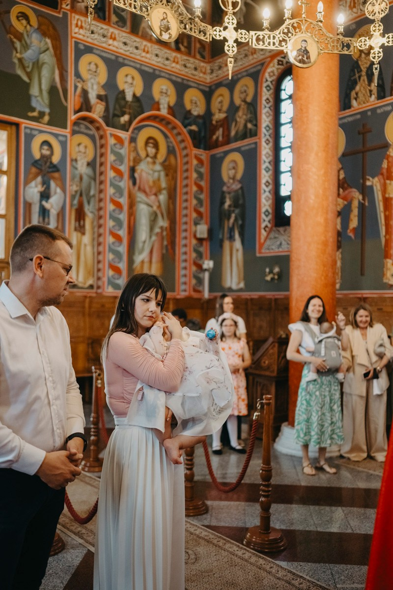 Verino krstenje / Crkva Rodjenja Presvete Bogorodice, Batajnica. Deciji i porodicni fotograf u Beogradu Oksana Skendzic