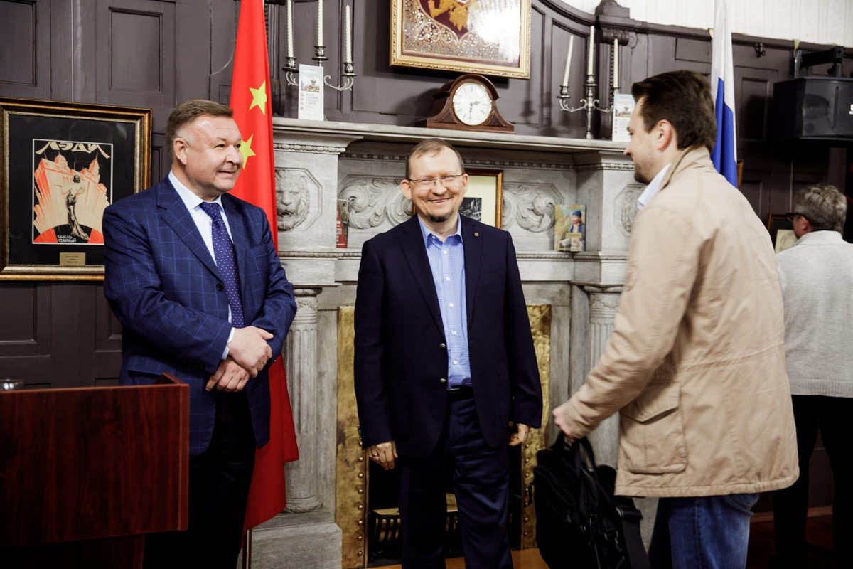 Выставка частной коллекции картин русских художников в консульстве РФ. Фотограф в Шанхае — Лола Пидлуская