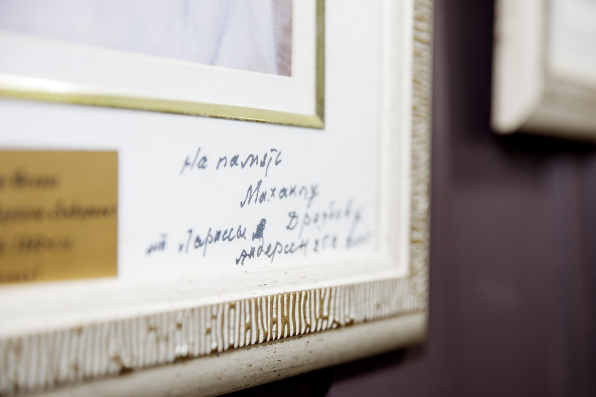 Выставка частной коллекции картин русских художников в консульстве РФ. Фотограф в Шанхае — Лола Пидлуская