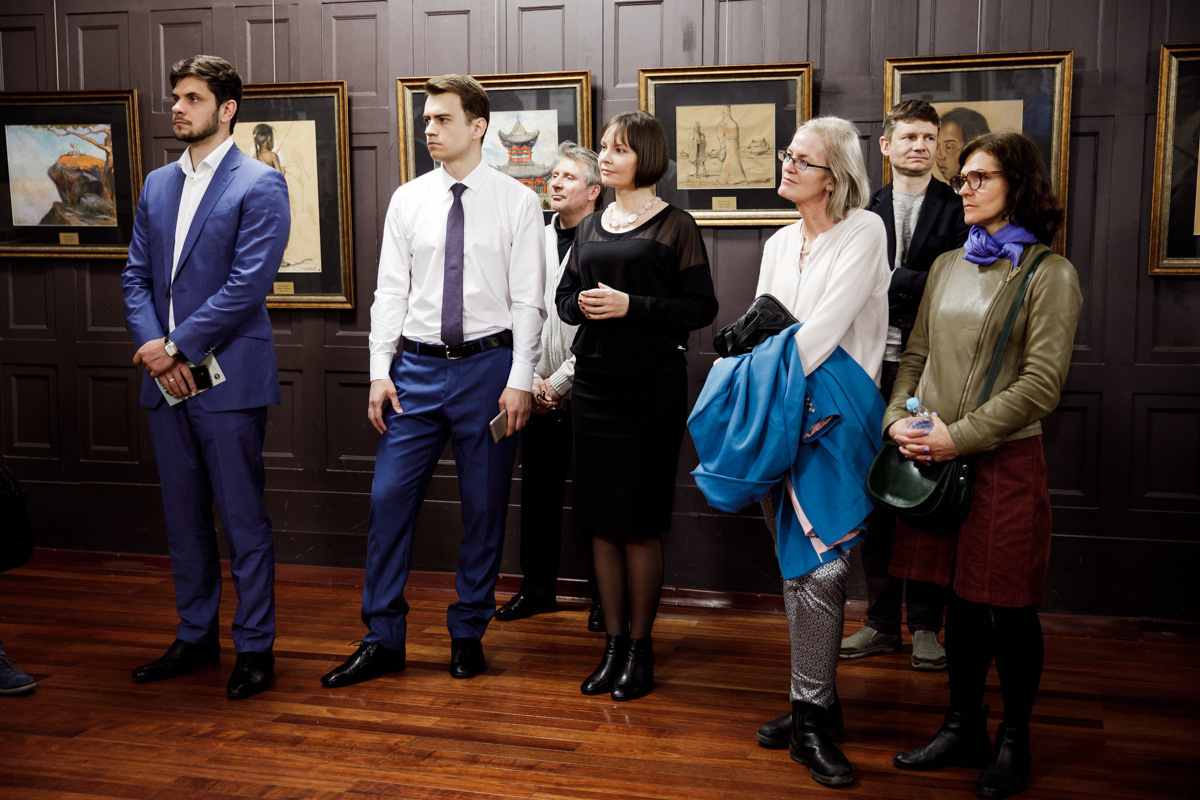 Выставка частной коллекции картин русских художников в консульстве РФ. Фотограф в Шанхае — Лола Пидлуская