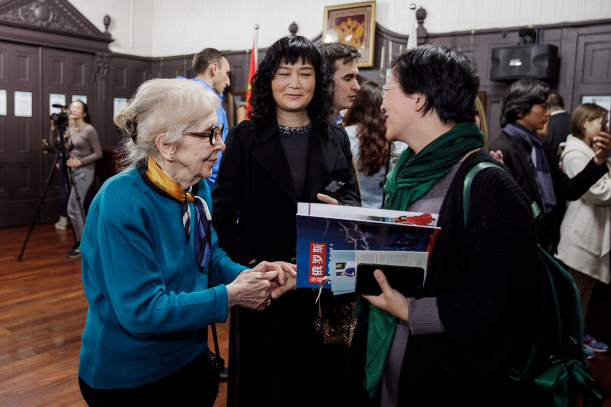 Выставка частной коллекции картин русских художников в консульстве РФ. Фотограф в Шанхае — Лола Пидлуская