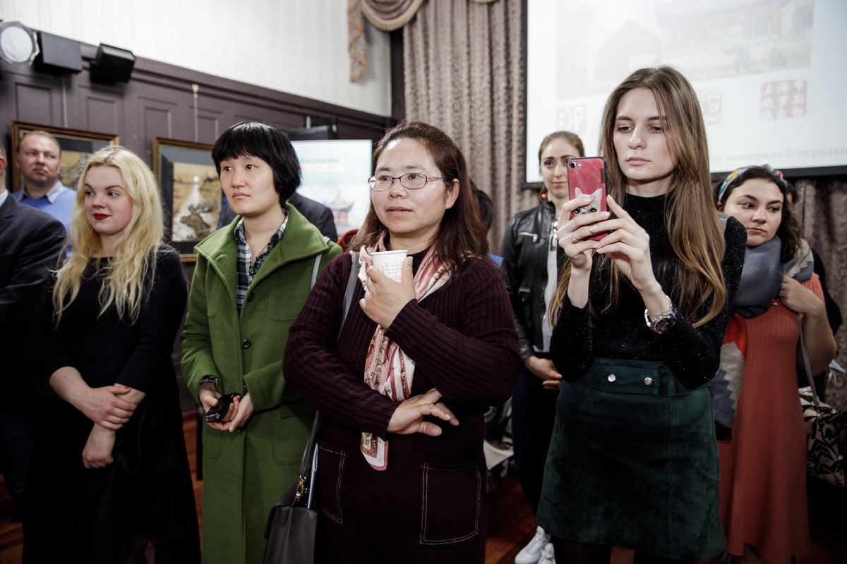 Выставка частной коллекции картин русских художников в консульстве РФ. Фотограф в Шанхае — Лола Пидлуская