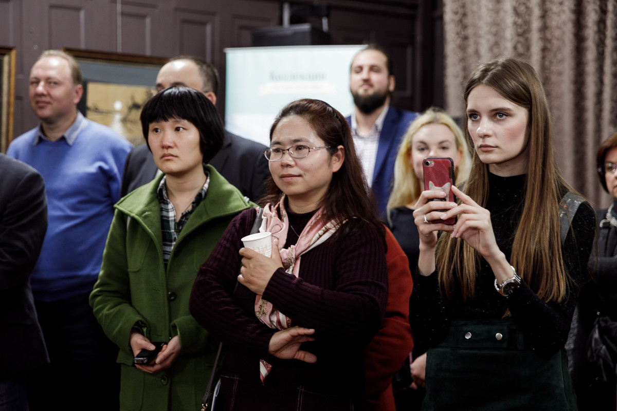 Выставка частной коллекции картин русских художников в консульстве РФ. Фотограф в Шанхае — Лола Пидлуская