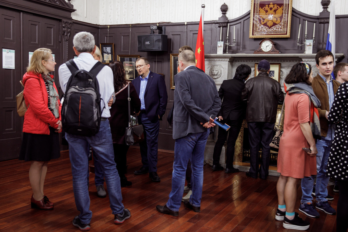 Выставка частной коллекции картин русских художников в консульстве РФ. Фотограф в Шанхае — Лола Пидлуская