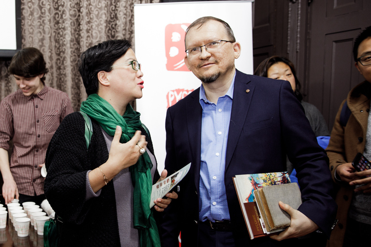 Выставка частной коллекции картин русских художников в консульстве РФ. Фотограф в Шанхае — Лола Пидлуская