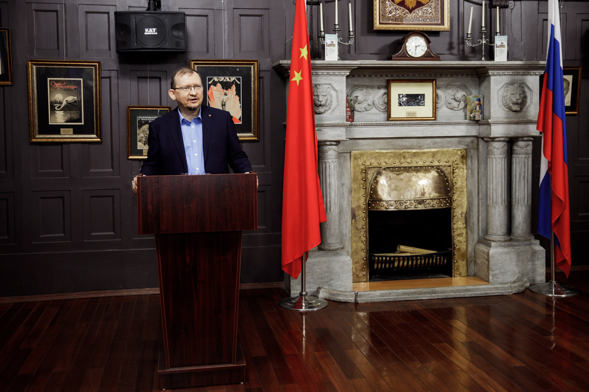 Выставка частной коллекции картин русских художников в консульстве РФ. Фотограф в Шанхае — Лола Пидлуская