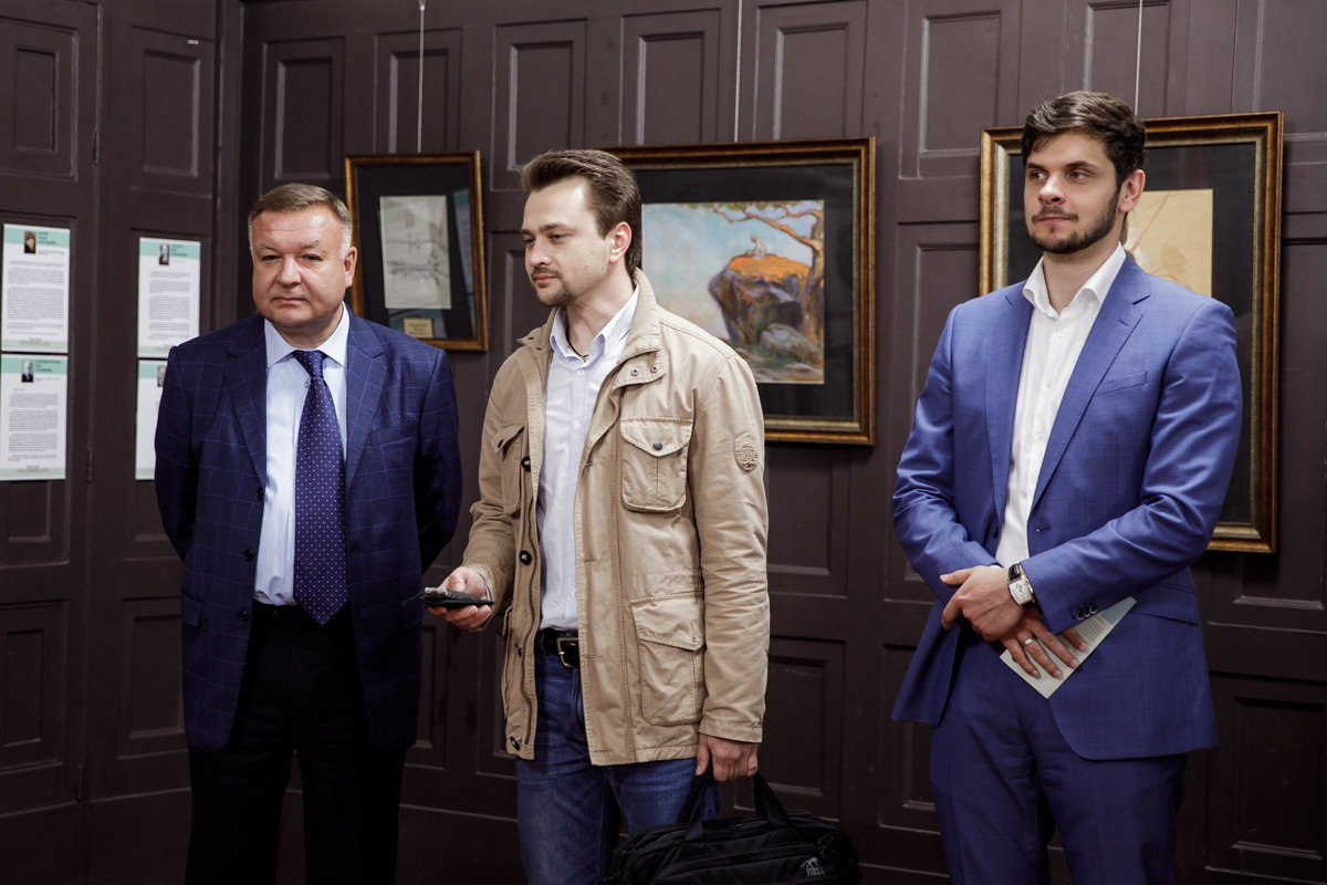 Выставка частной коллекции картин русских художников в консульстве РФ. Фотограф в Шанхае — Лола Пидлуская