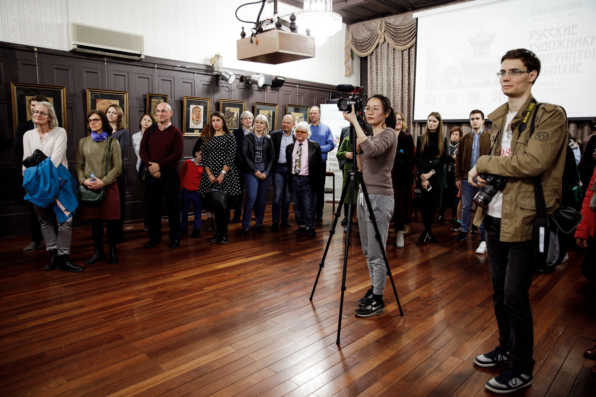 Выставка частной коллекции картин русских художников в консульстве РФ. Фотограф в Шанхае — Лола Пидлуская