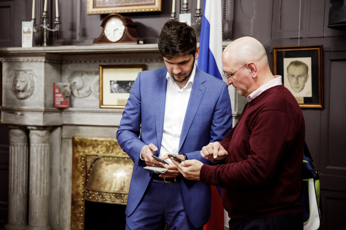 Выставка частной коллекции картин русских художников в консульстве РФ. Фотограф в Шанхае — Лола Пидлуская