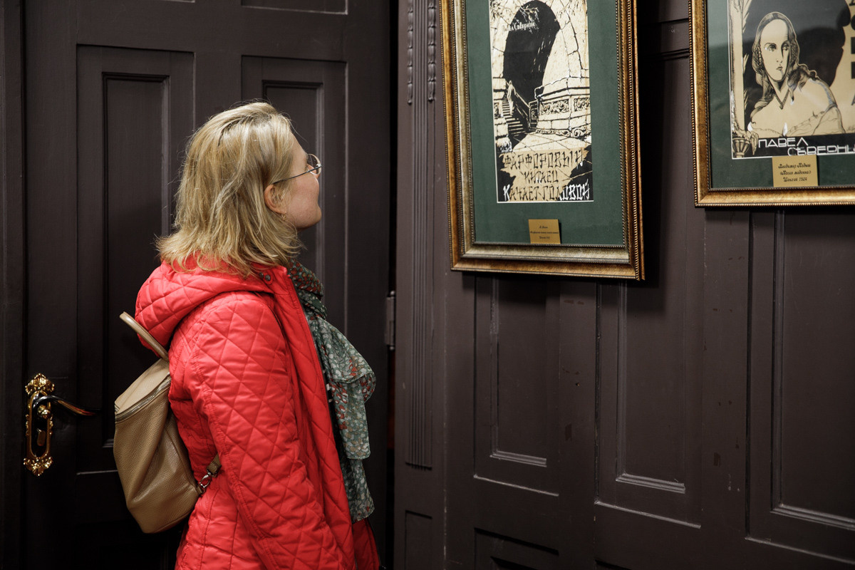 Выставка частной коллекции картин русских художников в консульстве РФ. Фотограф в Шанхае — Лола Пидлуская