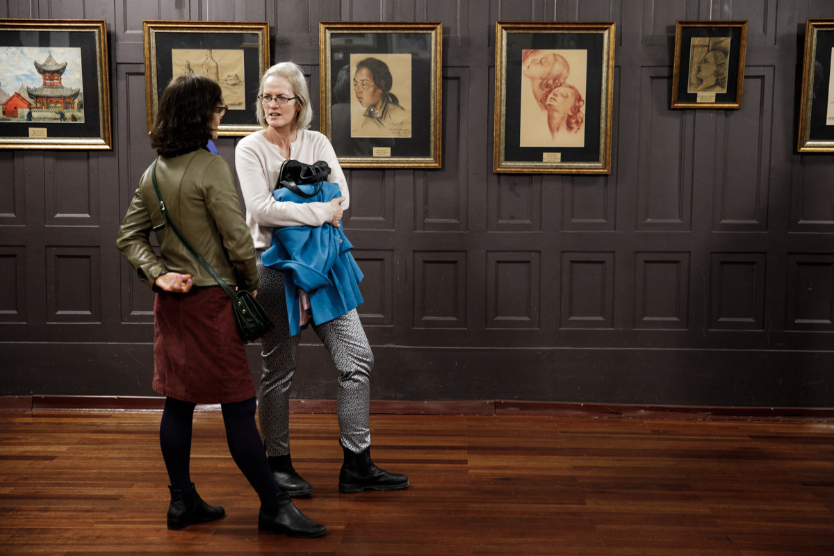 Выставка частной коллекции картин русских художников в консульстве РФ. Фотограф в Шанхае — Лола Пидлуская