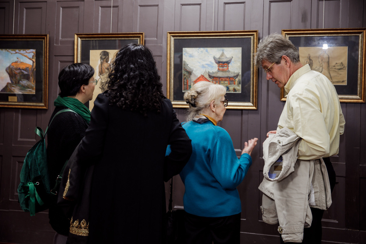 Выставка частной коллекции картин русских художников в консульстве РФ. Фотограф в Шанхае — Лола Пидлуская