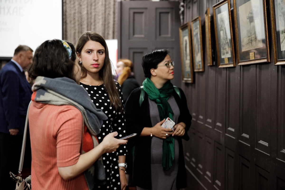 Выставка частной коллекции картин русских художников в консульстве РФ. Фотограф в Шанхае — Лола Пидлуская