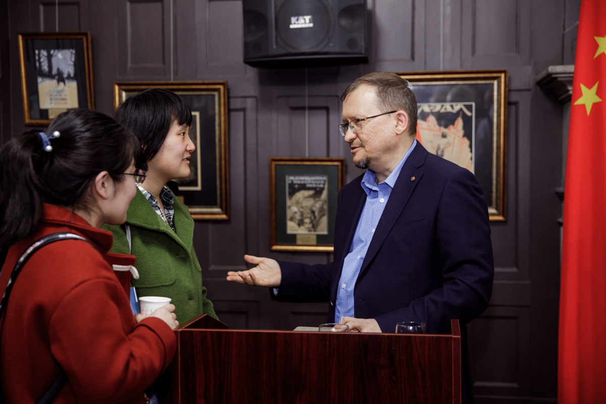 Выставка частной коллекции картин русских художников в консульстве РФ. Фотограф в Шанхае — Лола Пидлуская