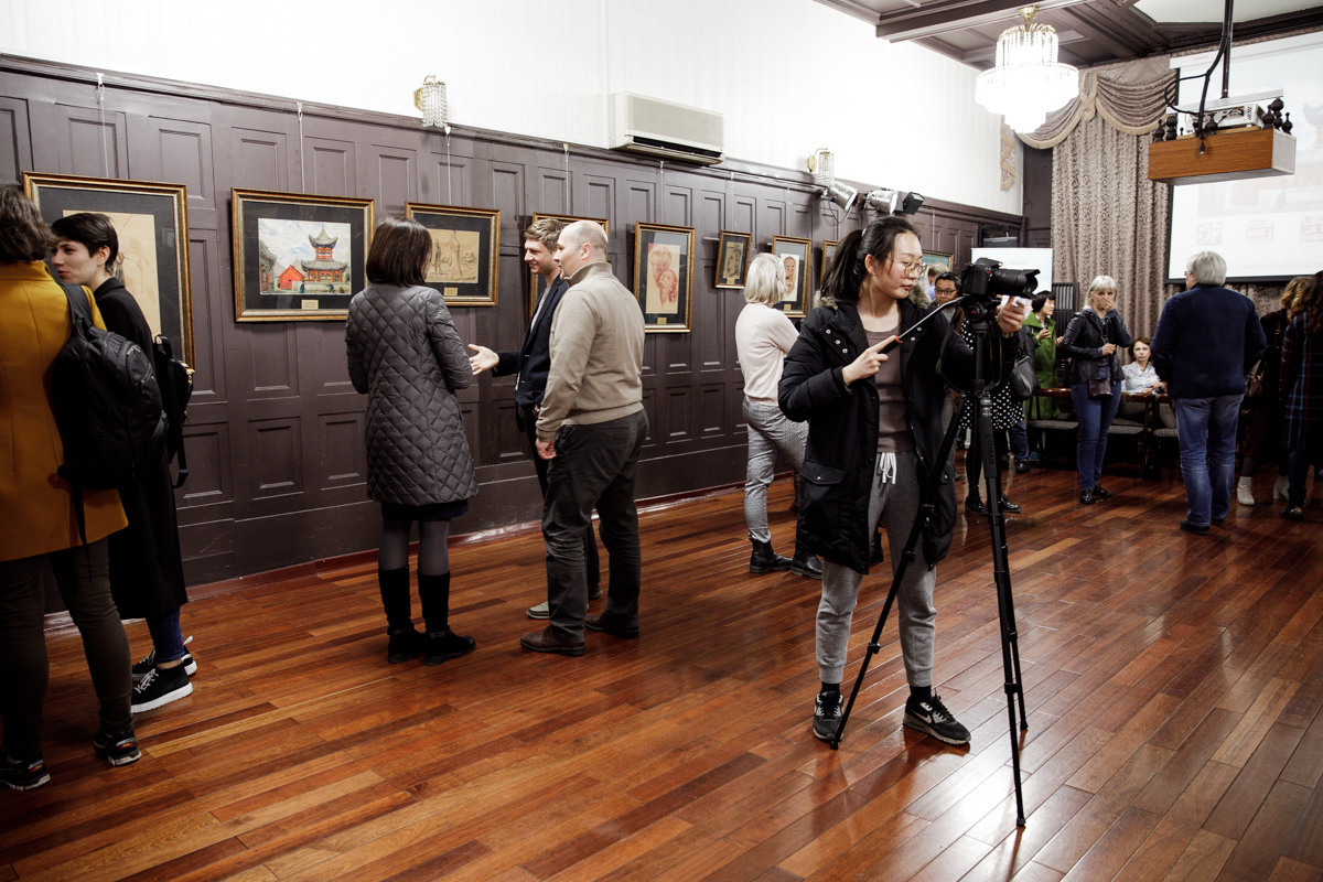 Выставка частной коллекции картин русских художников в консульстве РФ. Фотограф в Шанхае — Лола Пидлуская