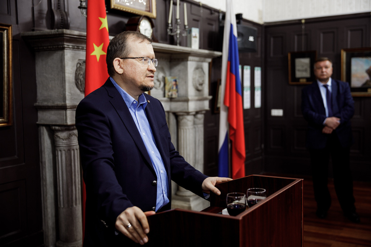 Выставка частной коллекции картин русских художников в консульстве РФ. Фотограф в Шанхае — Лола Пидлуская