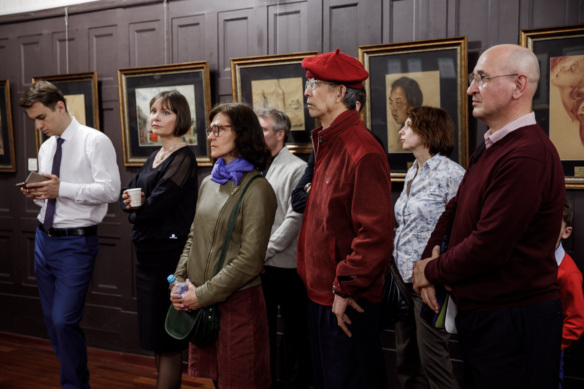 Выставка частной коллекции картин русских художников в консульстве РФ. Фотограф в Шанхае — Лола Пидлуская