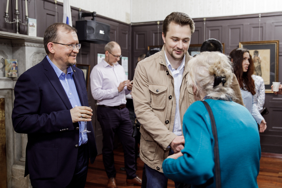 Выставка частной коллекции картин русских художников в консульстве РФ. Фотограф в Шанхае — Лола Пидлуская