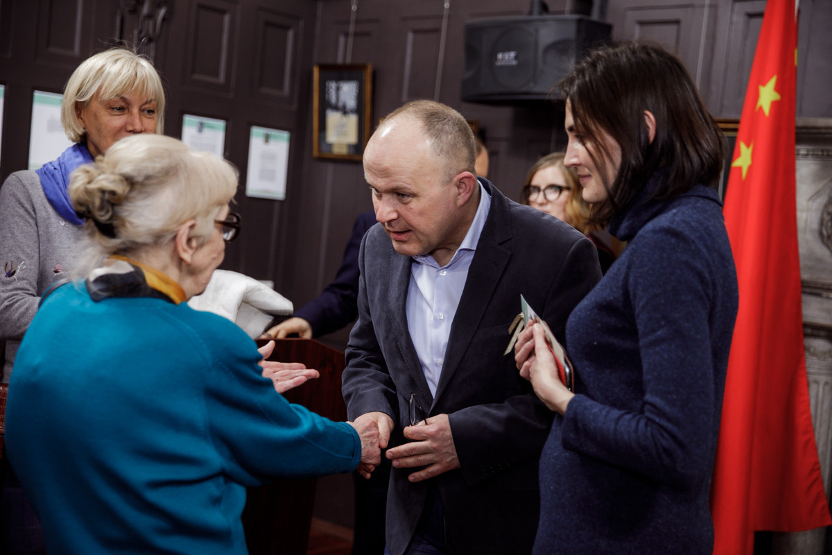 Выставка частной коллекции картин русских художников в консульстве РФ. Фотограф в Шанхае — Лола Пидлуская