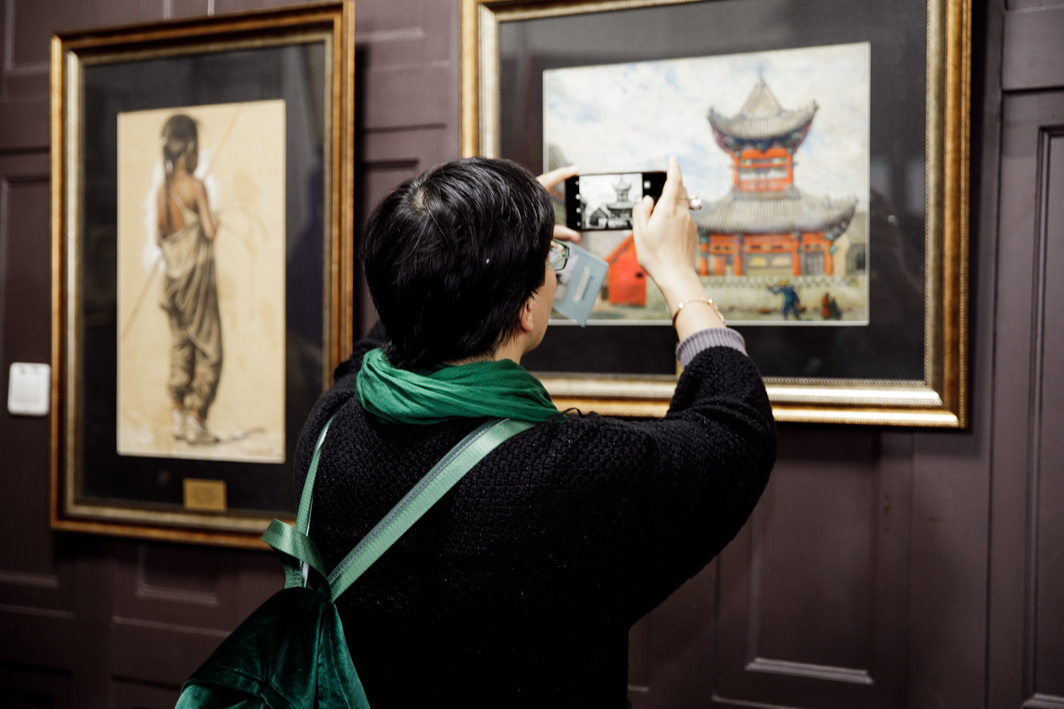 Выставка частной коллекции картин русских художников в консульстве РФ. Фотограф в Шанхае — Лола Пидлуская