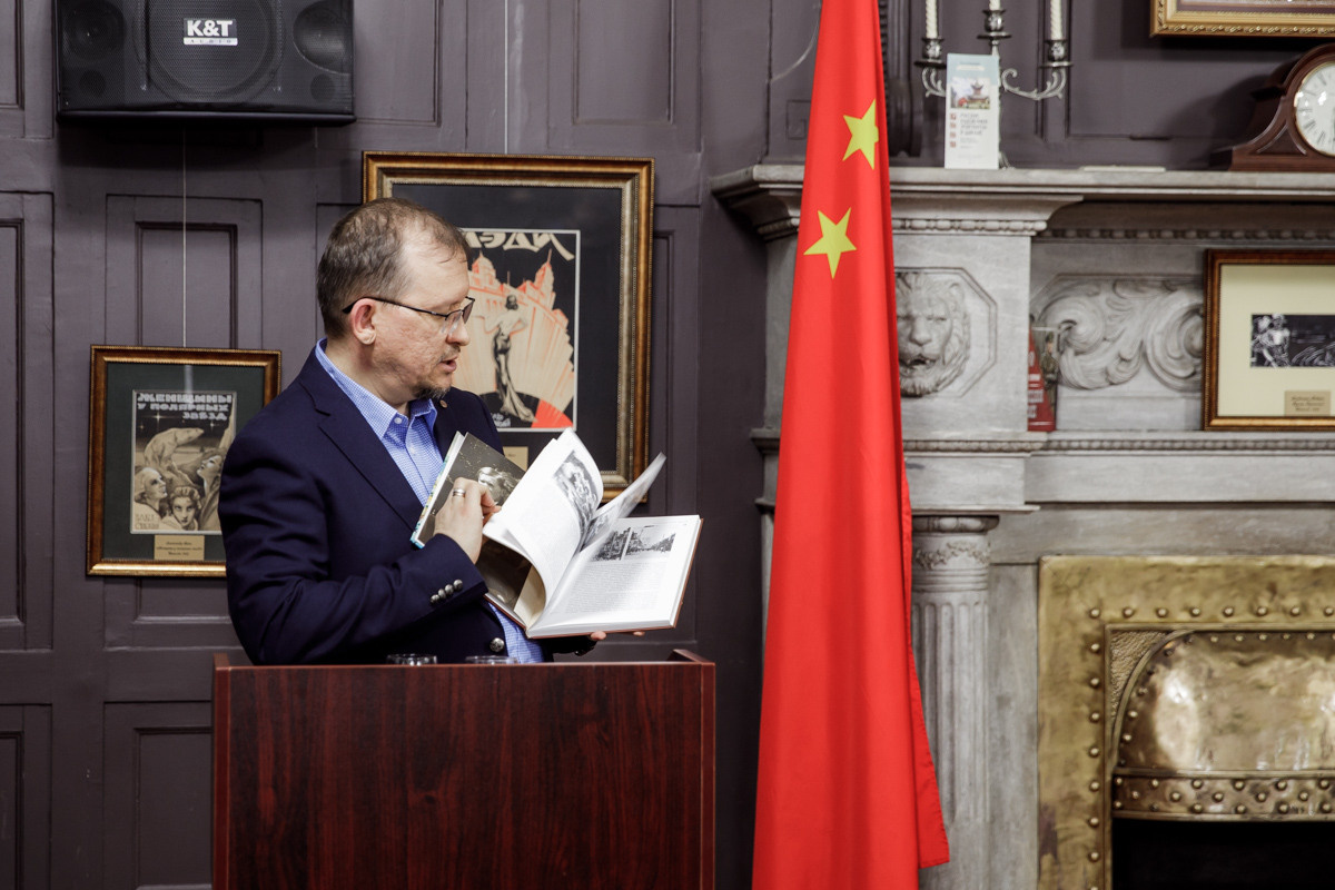 Выставка частной коллекции картин русских художников в консульстве РФ. Фотограф в Шанхае — Лола Пидлуская