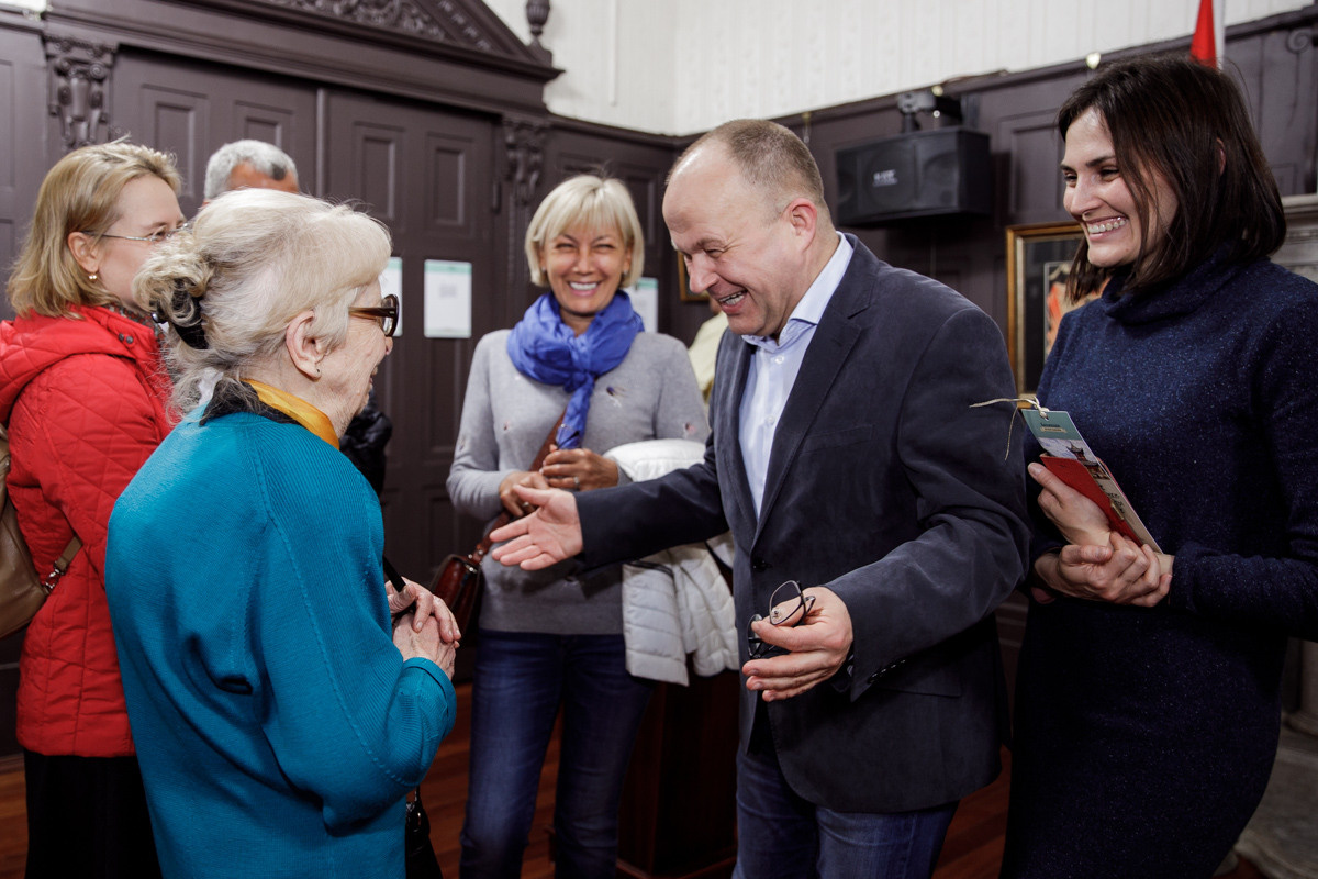 Выставка частной коллекции картин русских художников в консульстве РФ. Фотограф в Шанхае — Лола Пидлуская