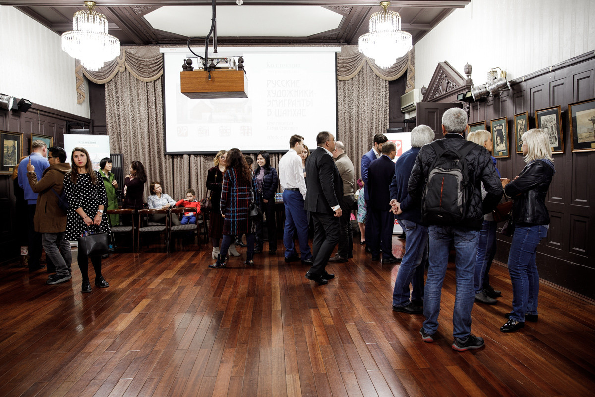 Выставка частной коллекции картин русских художников в консульстве РФ. Фотограф в Шанхае — Лола Пидлуская