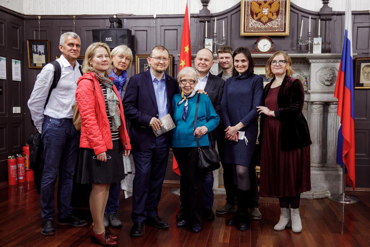 Выставка частной коллекции картин русских художников в консульстве РФ. Фотограф в Шанхае — Лола Пидлуская