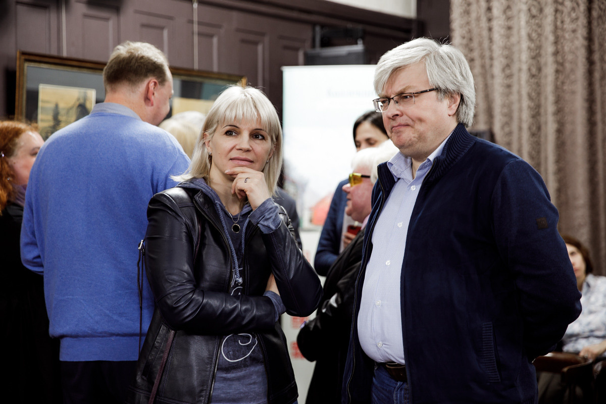 Выставка частной коллекции картин русских художников в консульстве РФ. Фотограф в Шанхае — Лола Пидлуская