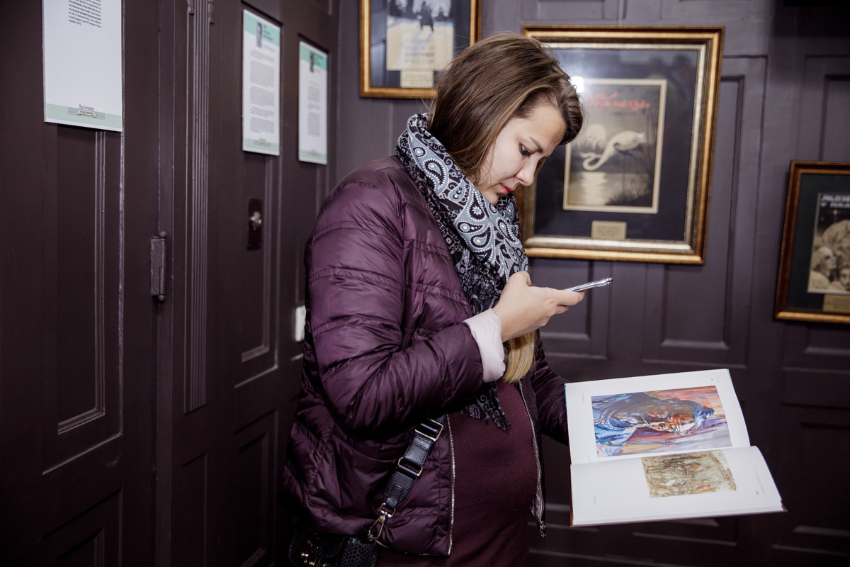 Выставка частной коллекции картин русских художников в консульстве РФ. Фотограф в Шанхае — Лола Пидлуская