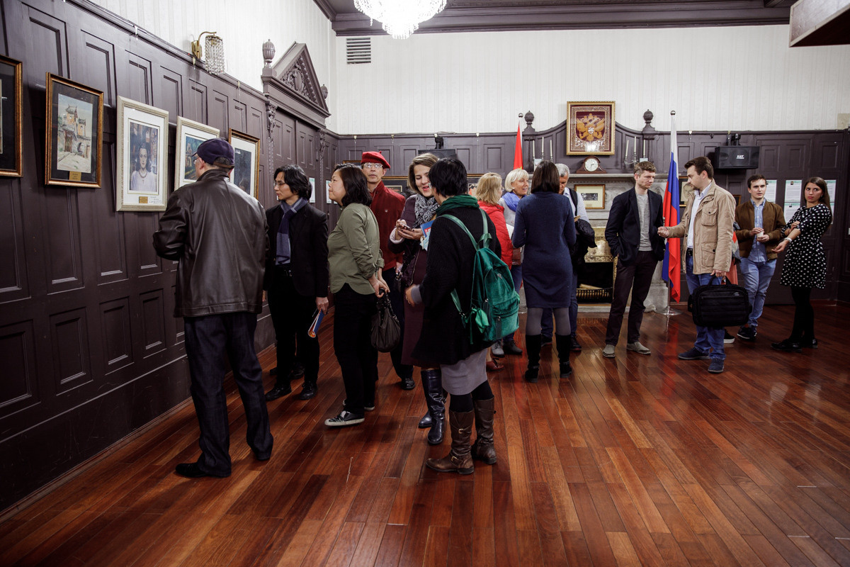 Выставка частной коллекции картин русских художников в консульстве РФ. Фотограф в Шанхае — Лола Пидлуская