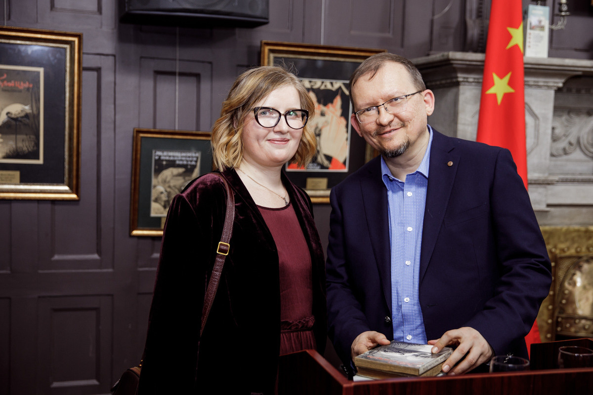 Выставка частной коллекции картин русских художников в консульстве РФ. Фотограф в Шанхае — Лола Пидлуская